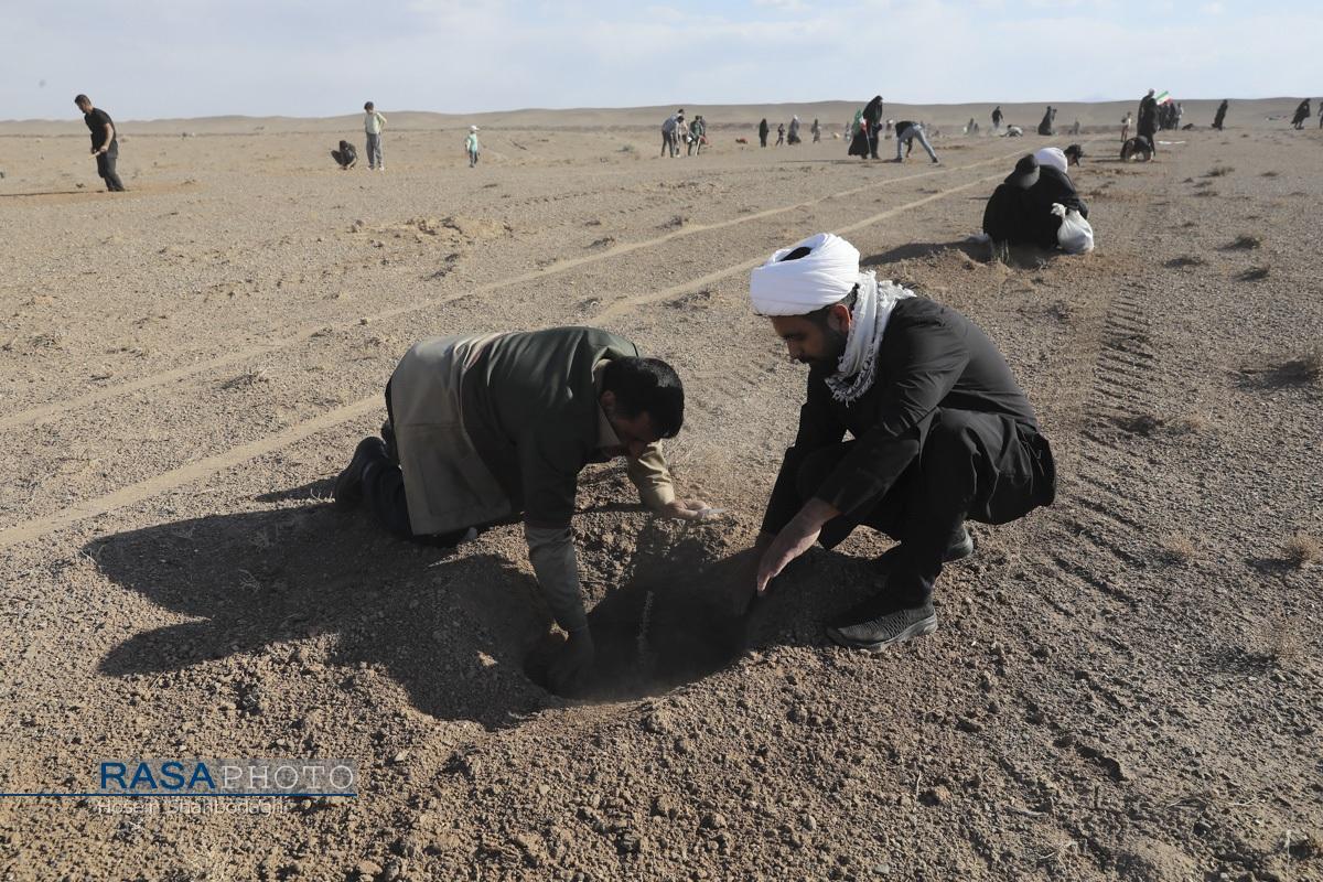 نون و نمک طلبه‌ها با خاک، میوه‌ی مقاومت می‌دهد