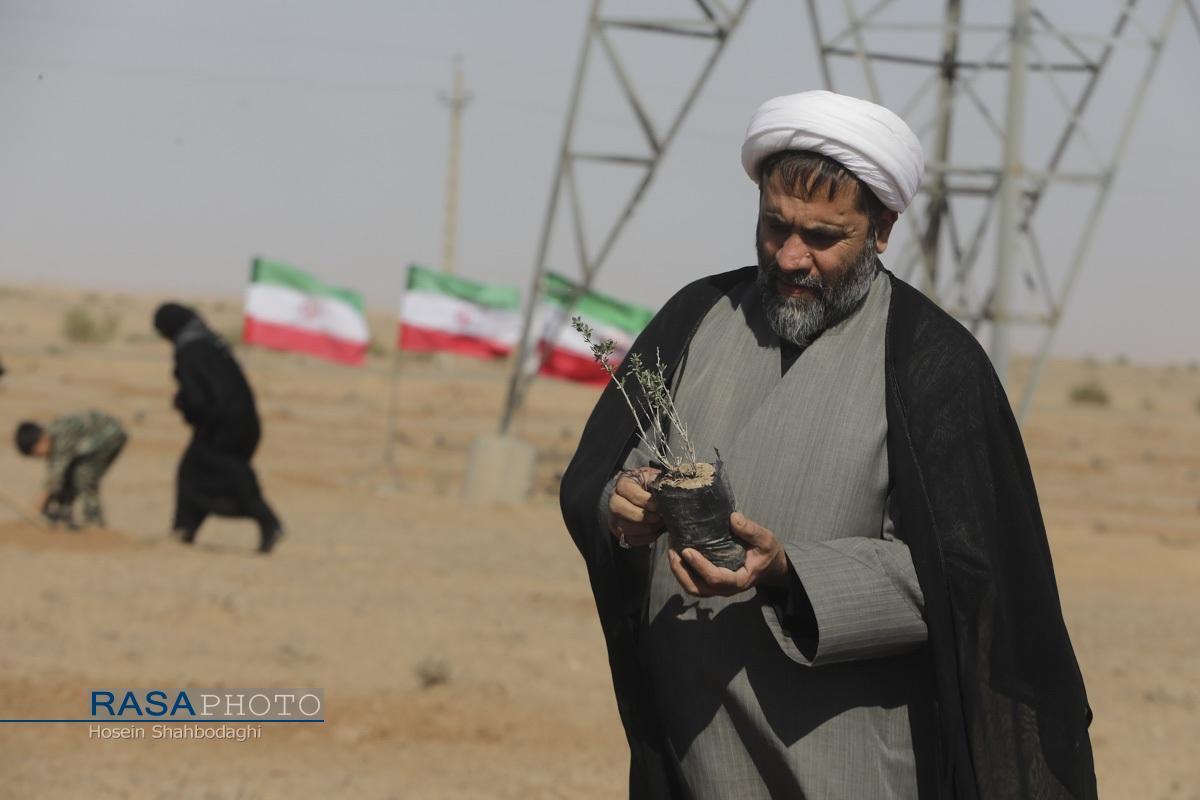 نون و نمک طلبه‌ها با خاک، میوه‌ی مقاومت می‌دهد