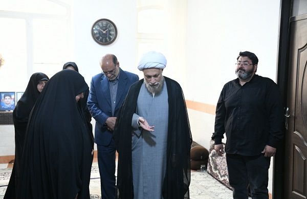 دیدار نماینده ولی فقیه در فارس با خانواده شهدای جنگ تحمیلی سوم