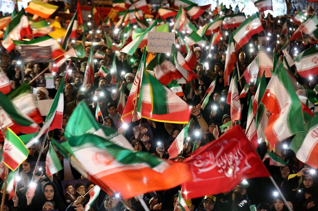 گوش به فرمان رهبر ی در میدان هستیم تا رهبران کفر را به خاک ذلت بکشانیم گوش به فرمان رهبر ی در میدان هستیم تا رهبران کفر را به خاک ذلت بکشانیم