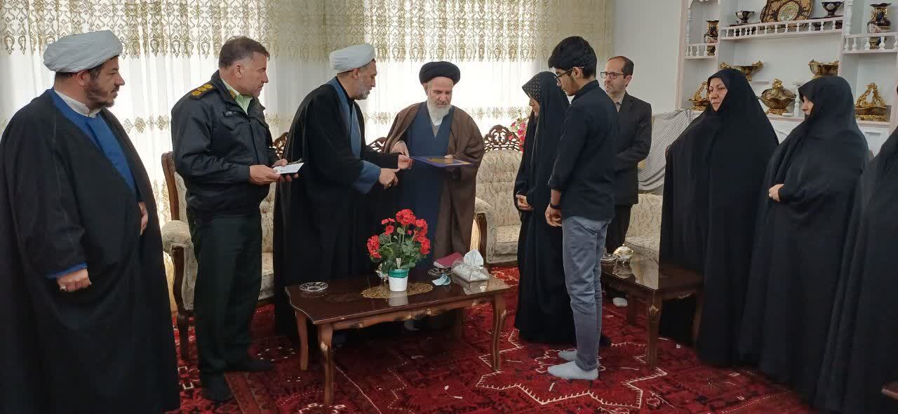 دیدار فرمانده انتظامی بناب با خانواده شهدا+ تصاویر دیدار فرمانده انتظامی بناب با خانواده شهدا+ تصاویر