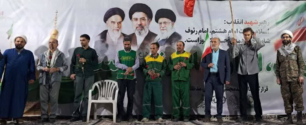 تقدیر از معلمان و پاکبانهای قمی در تجمع شبانه میدان مفید تقدیر از معلمان و پاکبانهای قمی در تجمع شبانه میدان مفید