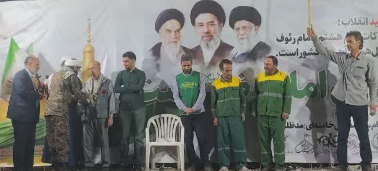 تقدیر از معلمان و پاکبانهای قمی در تجمع شبانه میدان مفید تقدیر از معلمان و پاکبانهای قمی در تجمع شبانه میدان مفید