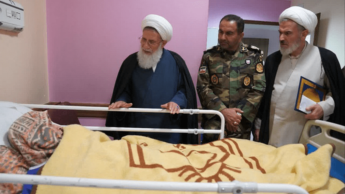 عیادت نماینده ولی‌فقیه در ارتش از مادر یکی از شهدای ناوشکن دنا
