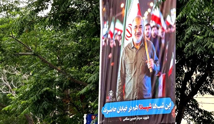 اکران تصاویر شهدای والامقام در سازه‌های تبلیغات محیطی کاشان + عکس