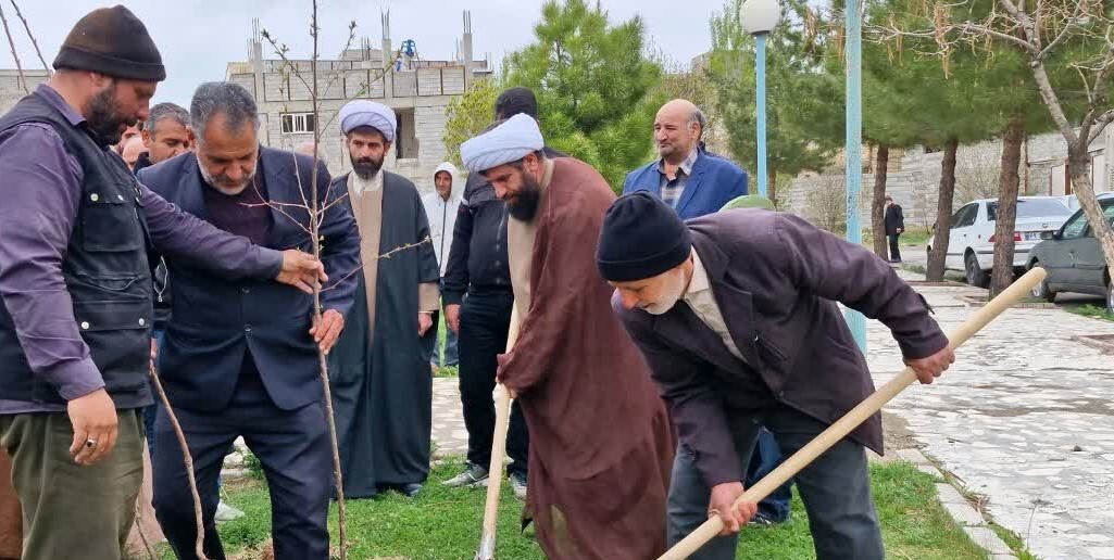 کاشت ۲۰۰ اصله نهال مثمر در اهر به نیابت از شهدا+ تصاویر