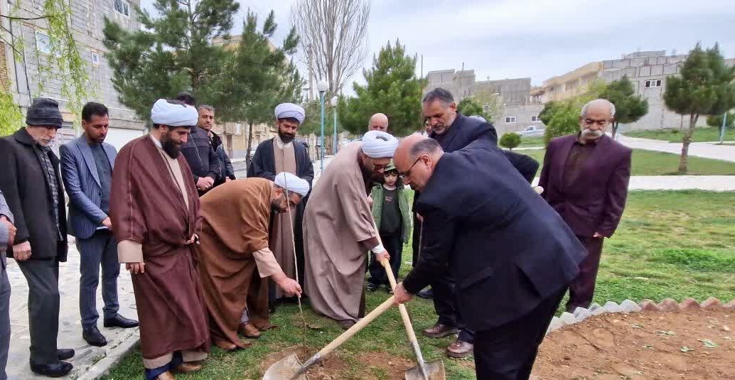 کاشت ۲۰۰ اصله نهال مثمر در اهر به نیابت از شهدا+ تصاویر