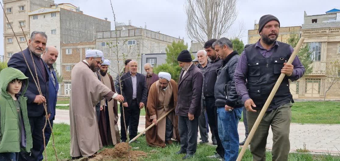 کاشت ۲۰۰ اصله نهال مثمر در اهر به نیابت از شهدا+ تصاویر