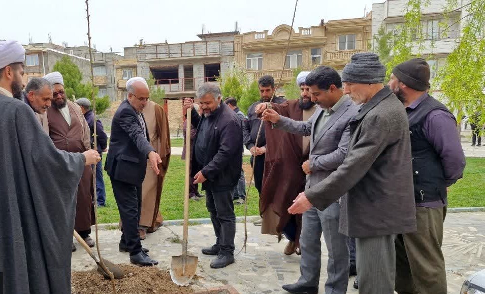 کاشت ۲۰۰ اصله نهال مثمر در اهر به نیابت از شهدا+ تصاویر