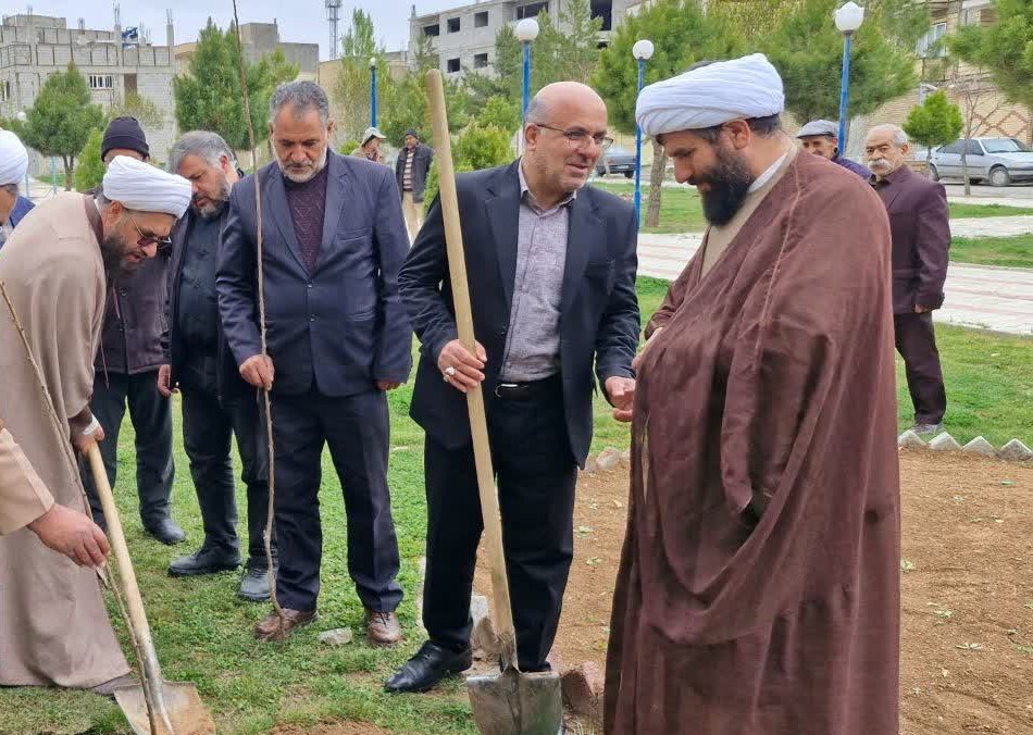 کاشت ۲۰۰ اصله نهال مثمر در اهر به نیابت از شهدا+ تصاویر