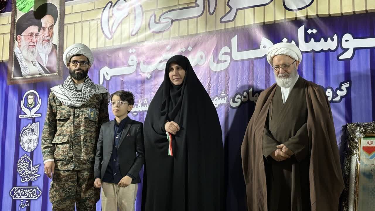 تقدیر از عوامل محافل عصرهای قرآنی، در خیابان تقدیر از عوامل محافل عصرهای قرآنی، در خیابان
