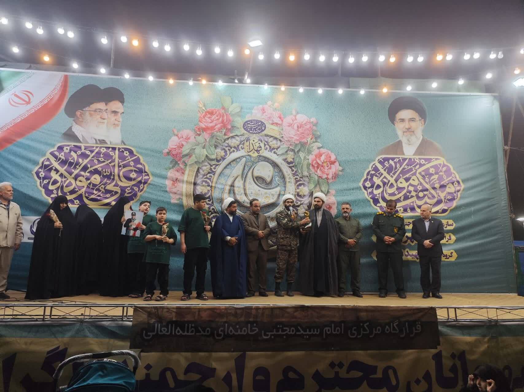 اهدا نشان «مشت گره کرده» رهبر شهید انقلاب به قرارگاه امام سیدمجتبی خامنهای در قم اهدا نشان «مشت گره کرده» رهبر شهید انقلاب به قرارگاه امام سیدمجتبی خامنهای در قم