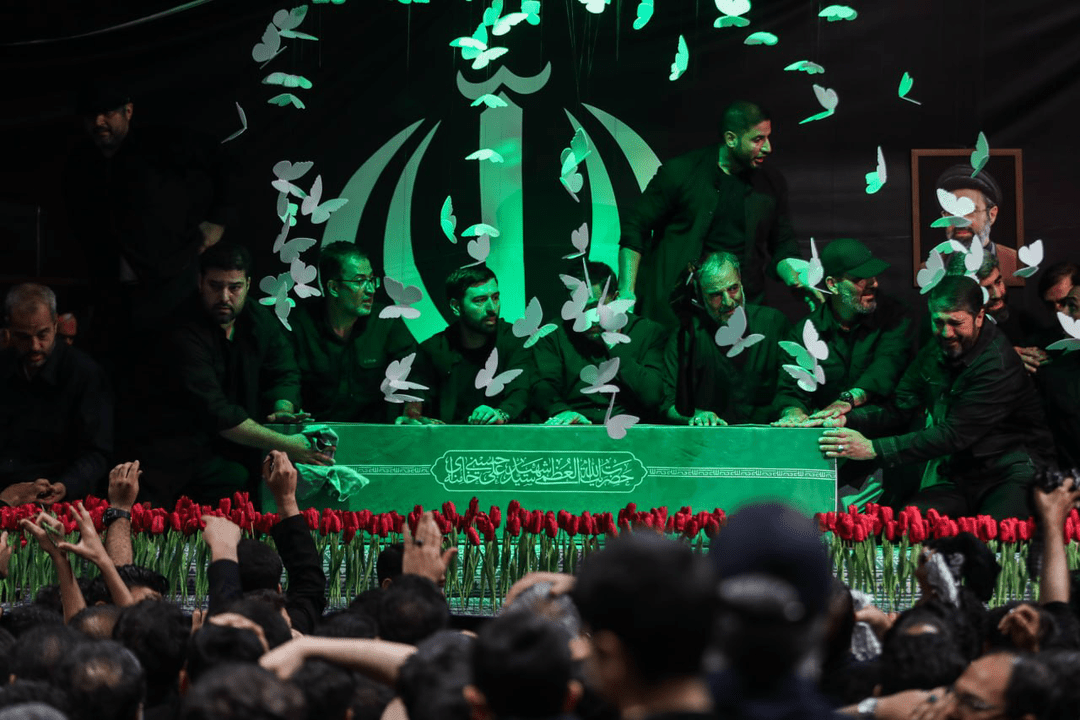 پیکر امام شهید به خانه بازگشت پیکر امام شهید به خانه بازگشت