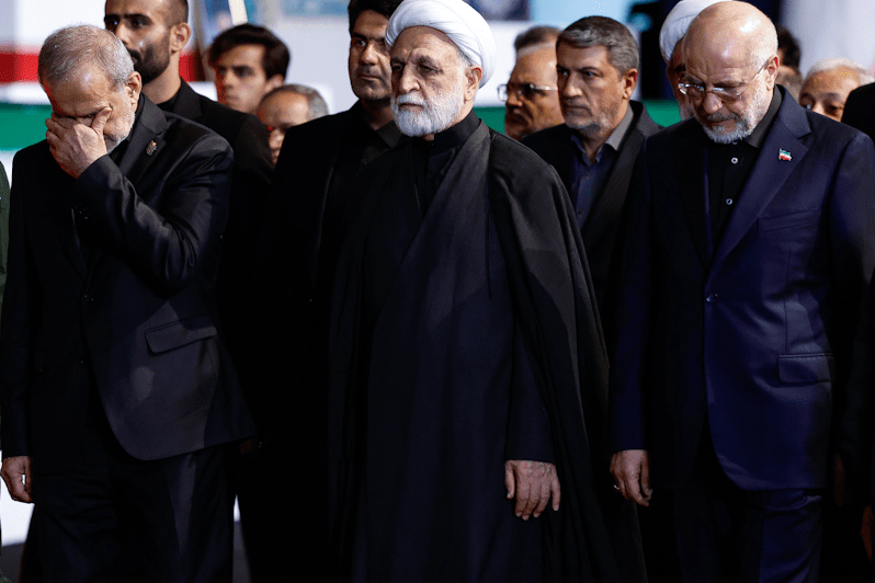 ادای احترام سران قوا و مسئولان ارشد کشور به پیکر مطهر امام شهید ادای احترام سران قوا و مسئولان ارشد کشور به پیکر مطهر امام شهید
