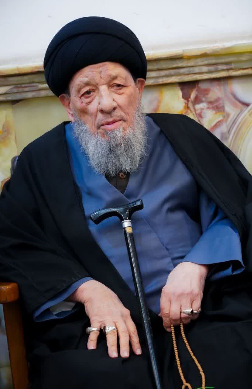 آیتالله حکیم بر پیکر رهبر شهید در نجف اقامه نماز می کند آیتالله حکیم بر پیکر رهبر شهید در نجف اقامه نماز می کند