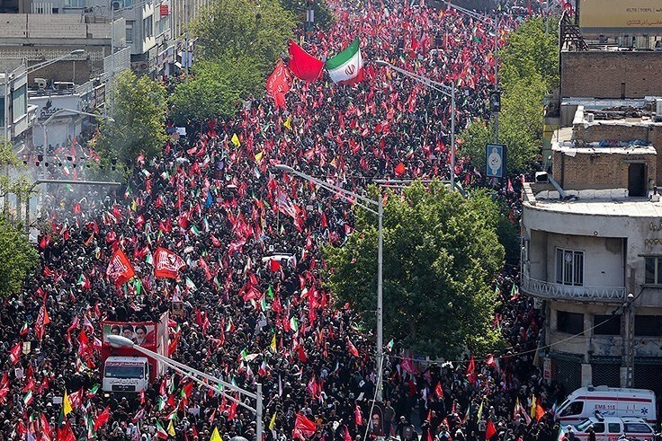 م// آسمان تهران هم برای قاب گرفتن مردم کوچک بود