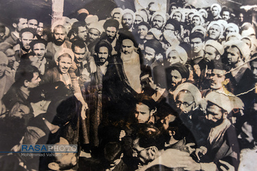 پیشگامان حوزوی انقلاب | عکس جمعی از طلاب با حضرت امام خمینی(ره) حجت الاسلام محمد متمسکیان در این عکس حضور دارند.