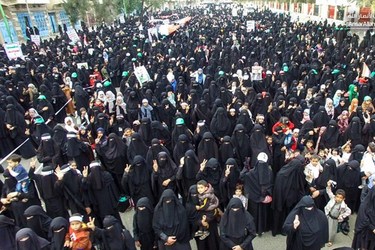 هزاران تن از زنان یمنی در اعتراض به حملات وحشیانه ائتلاف سعودی به شهر حجه و قتل و کشتار غیر نظامیان، تظاهرات کردند.