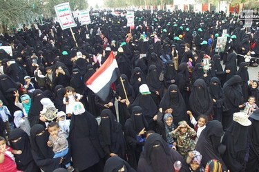 هزاران تن از زنان یمنی در اعتراض به حملات وحشیانه ائتلاف سعودی به شهر حجه و قتل و کشتار غیر نظامیان، تظاهرات کردند.