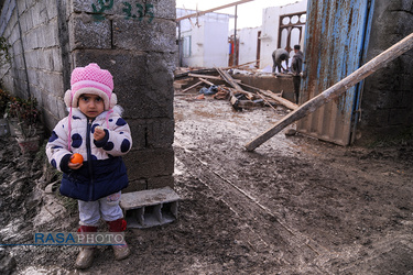 کودکی که در اثر سیل خانه خود را از دست داده است.