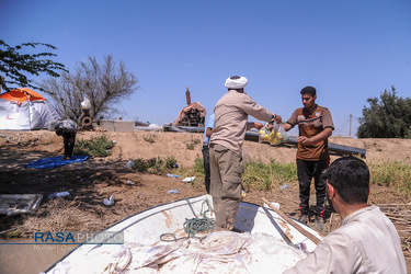 توزیع غذا توسط نیروهای جهادی طلاب و بسیج در مناطق محاصره شده در سیل | جهاد ادامه دارد