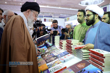 بازدید مقام معظم رهبری از سی و‌‌ دومین نمایشگاه بین‌المللی کتاب تهران
