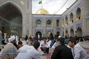 اعتکاف رمضانی طلاب جامعة المصطفی در حرم مطهر رضوی