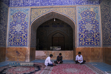 طلاب در ساعاتی از روز برای مباحثات علمی یا حتی برای استراحت از فضای حیات یا میانسرا استفاده میکنند. | مدرسه علمیه تاریخی حضرت امام صادق(ع) (مدرسه چهارباغ اصفهان) 