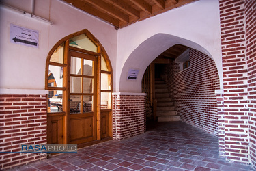 دالان ورودی که فضای طبقه فوقانی و مدخل را به طبقه پایین و صحت متصل می کند | بنای تاریخی مدرسه علمیه حضرت ابوالحسن امیر المومنین (علیه السلام) آمل