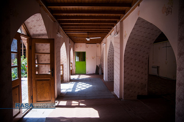 شبستانی در طبقه پایین مدرسه که از آن به عنوان سالن اجتماعات نیز استفاده می شده است | بنای تاریخی مدرسه علمیه حضرت ابوالحسن امیر المومنین (علیه السلام) آمل