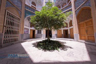 هشتی؛ قسمتی از عمارت که پشت دروازه واقع شده و هشت گوش است؛ فضایی که ارتباط بیرون با درون بنا را از طریق دالان برقرار می کند | حوزه علمیه صدر بازار اصفهان