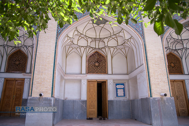 درختکاری و باغچه ی بسیار زیبای مدرسه به حجره ها نیز نمایی بی بدیل داده است | حوزه علمیه صدر بازار اصفهان
