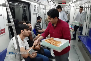 جشن میلاد حضرت امام رضا (ع) در مترو توسط تعدادی از طلاب جوان حوزه علمیه تهران