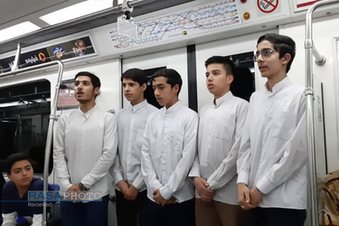 جشن میلاد حضرت امام رضا (ع) در مترو توسط تعدادی از طلاب جوان حوزه علمیه تهران