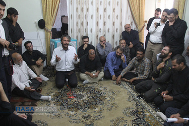 حضور امام حمعه شهرکرد در منزل شهید مدافع وطن