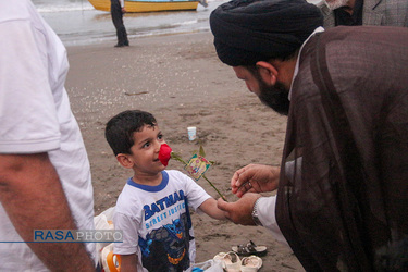 حضور امام جمعه لنگرود حجت الاسلام سلیمانی در ساحل دریا و اهداء گل به خانواده ها