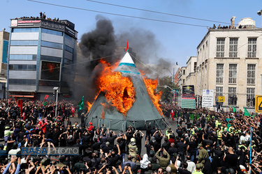 مراسم خیمه سوزان ظهر عاشورا در بازار تهران