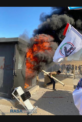 اعتراضات شدید و تجمع مردم عراق مقابل سفارت آمریکا در بغداد
