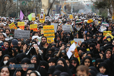 راهپیمایی نمازگزاران جمعه قم در پی شهادت سردار حاج قاسم سلیمانی