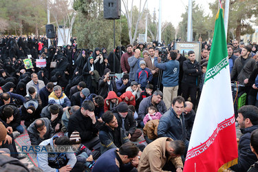 عزاداری شهادت حاج قاسم سلیمانی در کنار مزار شهید کاظمی