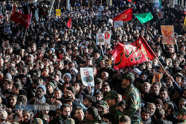 اقامه نماز توسط مقام معظم رهبری بر پیکر سپهبد شهید حاج قاسم سلیمانی و یارانش