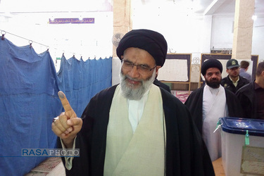 اهواز | حضور حجت الاسلام والمسلمین موسوی فرد نماینده ولی فقیه در استان خوزستان در پای صندوق رای