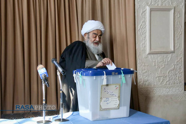 حضور آیت الله مظاهری نماینده ولی فقیه در استان اصفهان در پای صندوق رای