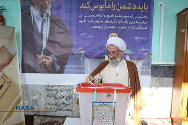 حضور حجت الاسلام والمسلمین محمدی لائینی ولی فقیه در استان مازندران در پای صندوق رای
