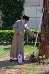 کاشت دو اصله نهال میوه توسط رهبر انقلاب اسلامی