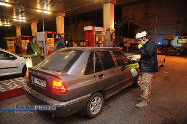در مدت زمان کوتاهی که خودرو ها در جایگاه های انتقال سوخت متوقف میشوند عملیات ضدعفونی خودرو ها توسط طلاب بسیجی انجام میشود