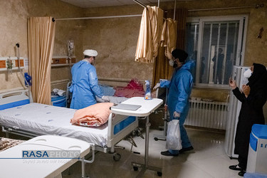 پخش ماسک و حرز امام جواد (ع) توسط طلاب در بیمارستان محل درمان بیماران کرونایی