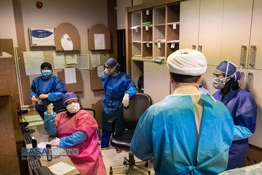 پخش ماسک و حرز امام جواد (ع) توسط طلاب در بیمارستان محل درمان بیماران کرونایی