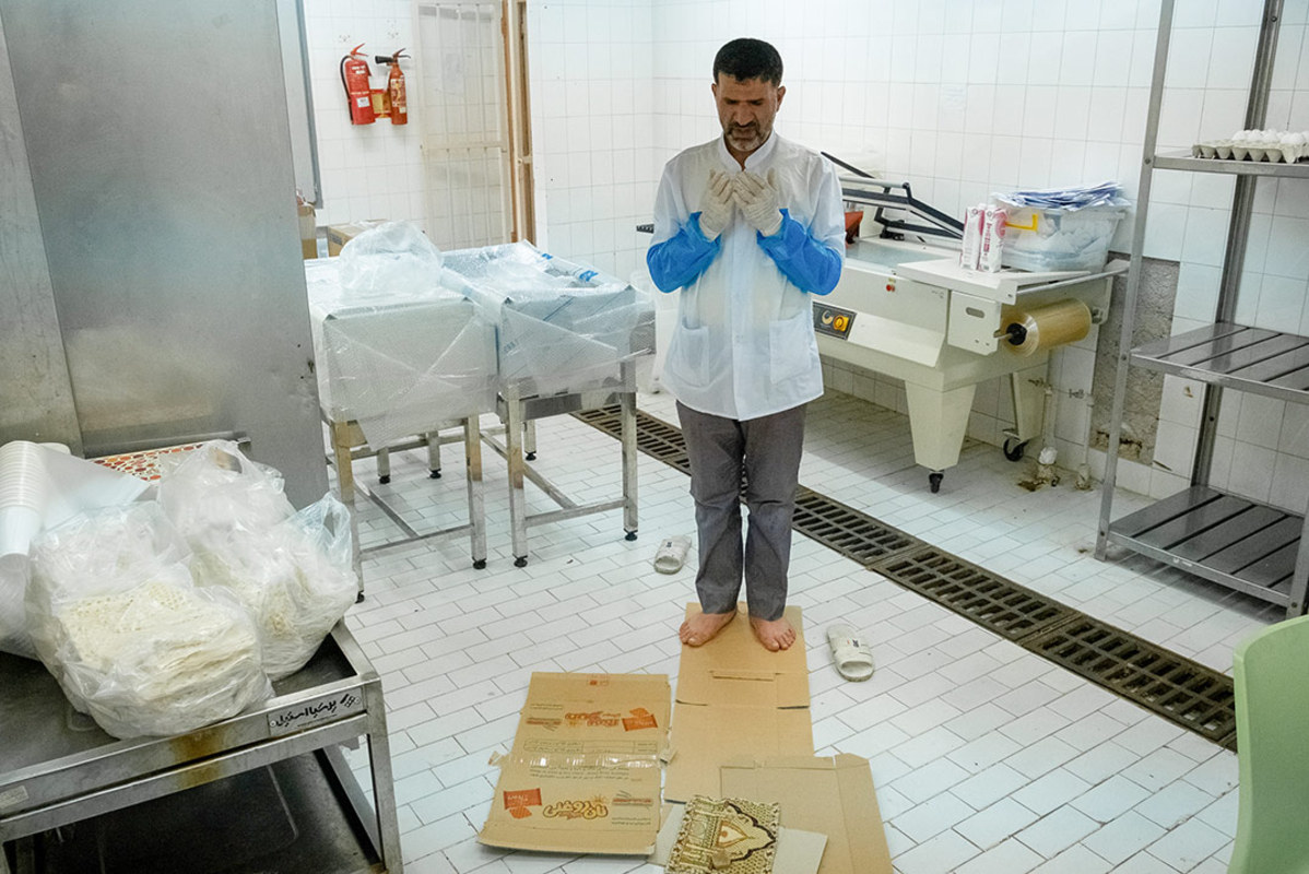 حجت الاسلام حمید قوی دست از طلاب استان گیلان‎ است که این روزها در آشپزخانه بیمارستان بیماران مبتلا به کرونا مشغول فعالیت جهادی است.