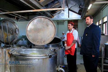 طبخ غذای اهدایی، آستان قدس رضوی برای بیماران کرونایی در شهرکرد